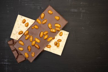 Bazı tatlı ve lezzetli çikolatalar, siyah bir arkaplan.