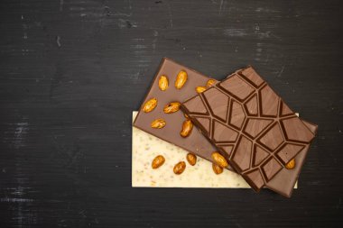 Bazı tatlı ve lezzetli çikolatalar, siyah bir arkaplan.