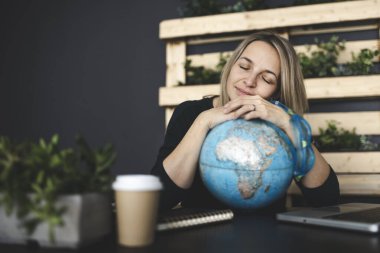 Güzel, genç iş kadını elinde mavi yüzme gözlükleriyle ofiste oturuyor ve Corona 'nın sonunu bekliyor.