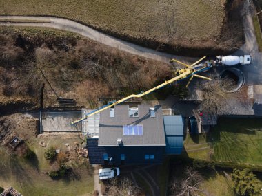 Havuzun alt tabakası betonla kaplanmış, çok büyük beton kaldırma ile, İHA ile vurulmuş.