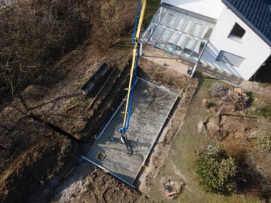 Havuzun alt tabakası betonla kaplanmış, çok büyük beton kaldırma ile, İHA ile vurulmuş.