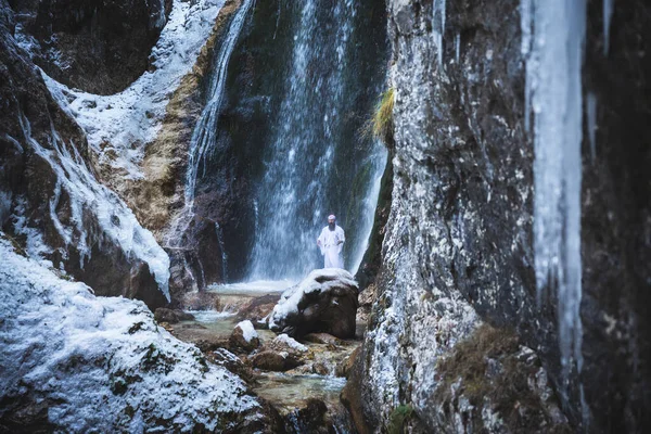 Hombre Traje Shugendo Tradicional Japonés Haciendo Meditación Cascada Invierno Con — Foto de Stock