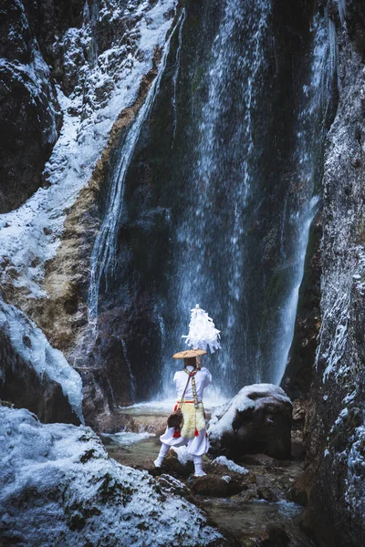 Homem Roupa Tradicional Japonesa Shugendo Fazendo Meditação Cachoeira Inverno Com — Fotografia de Stock