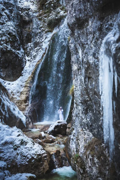 Hombre Traje Shugendo Tradicional Japonés Haciendo Meditación Cascada Invierno Con — Foto de Stock