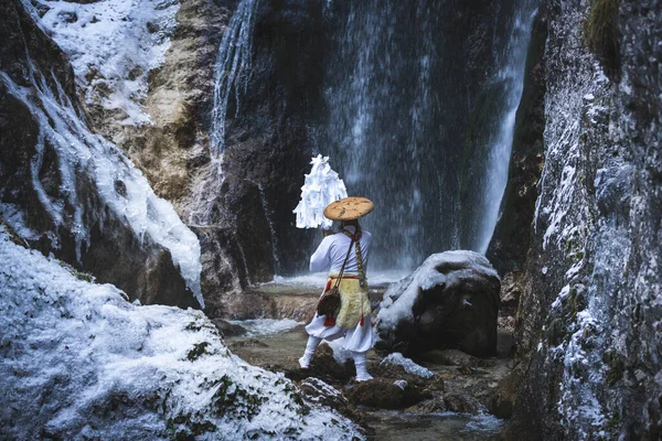 Homem Roupa Tradicional Japonesa Shugendo Fazendo Meditação Cachoeira Inverno Com — Fotografia de Stock