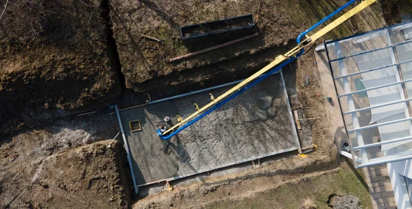 Bodenplatte Des Schwimmbeckens Ist Betoniert Mit Sehr Großem Betonlift Aufgenommen — Stockfoto