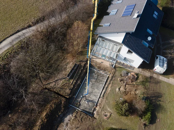 Bodenplatte Des Schwimmbeckens Ist Betoniert Mit Sehr Großem Betonlift Aufgenommen — Stockfoto