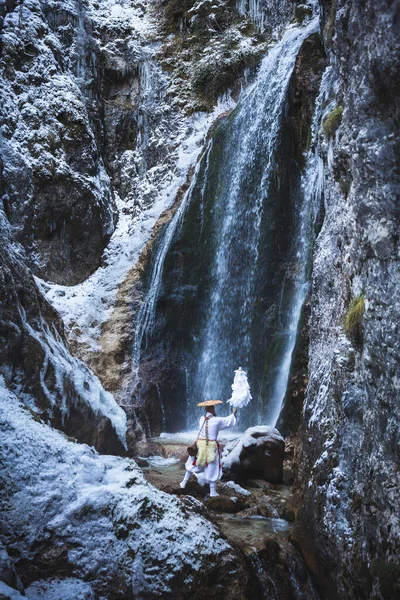 Hombre Traje Shugendo Tradicional Japonés Haciendo Meditación Cascada Invierno Con — Foto de Stock