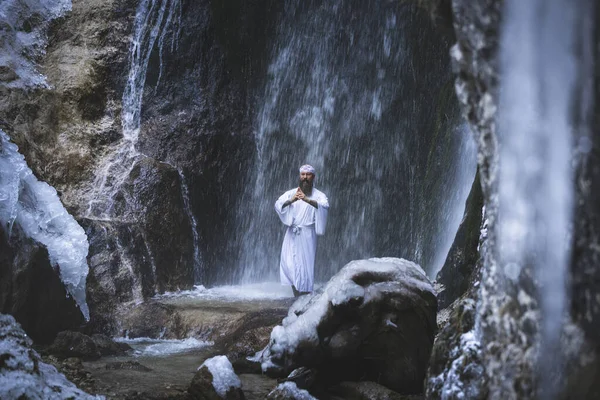 Hombre Traje Shugendo Tradicional Japonés Haciendo Meditación Cascada Invierno Con — Foto de Stock
