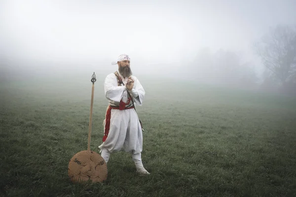 Man Standing Traditional Japanese Shugendo Outfit Green Meadow Heavy Fog — Stock Photo, Image