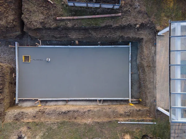 Bodenplatte Des Schwimmbeckens Ist Betoniert Mit Sehr Großem Betonlift Aufgenommen — Stockfoto