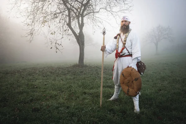 Man Standing Traditional Japanese Shugendo Outfit Green Meadow Heavy Fog — Stock Photo, Image