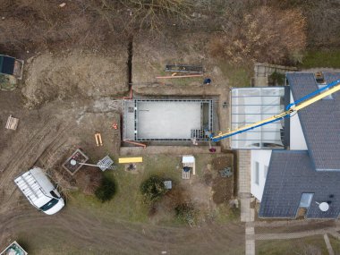 Havuz inşaatı alanının havadan drone görüntüsü, betonla doldurulmuş şekiller.