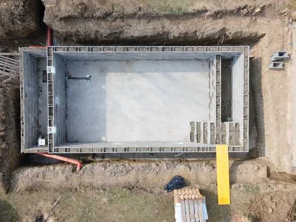 Drohnenaufnahme Von Schwimmbad Baustelle Formblöcke Werden Mit Beton Verfüllt — Stockfoto