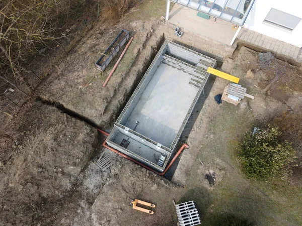 Drohnenaufnahme Von Schwimmbad Baustelle Formblöcke Werden Mit Beton Verfüllt — Stockfoto