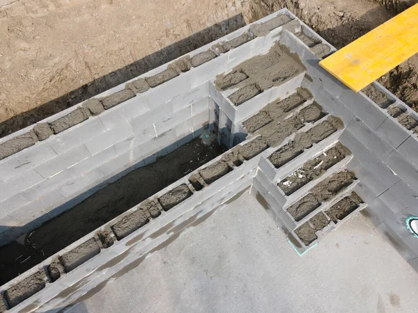 泳池建筑工地的无人驾驶飞机射击 用混凝土填筑的方块 — 图库照片
