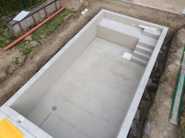 Havuz inşaat sahasının havadan drone görüntüsü yukarıdan alçılamayı neredeyse bitirdi.