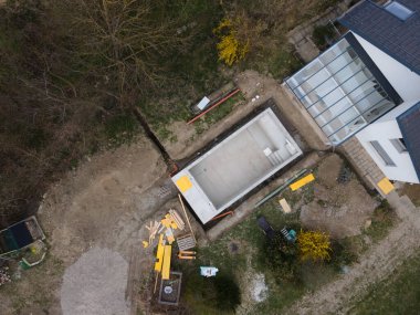 Havuz inşaat sahasının havadan drone görüntüsü yukarıdan alçılamayı neredeyse bitirdi.