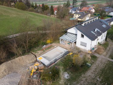 Havuz inşaat sahasının havadan drone görüntüsü yukarıdan alçılamayı neredeyse bitirdi.