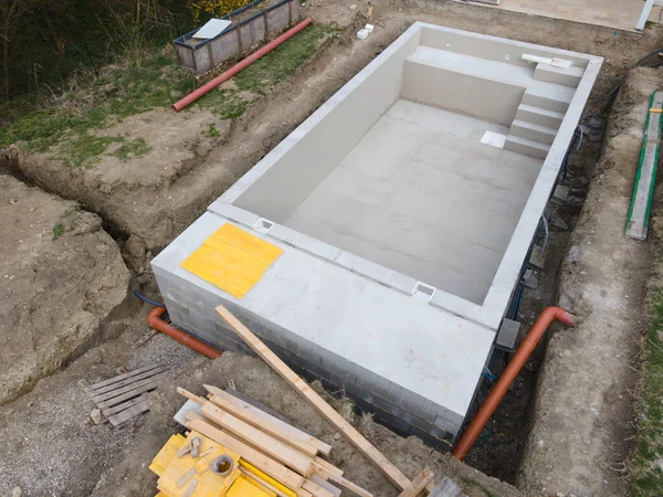 Havuz inşaat sahasının havadan drone görüntüsü yukarıdan alçılamayı neredeyse bitirdi.