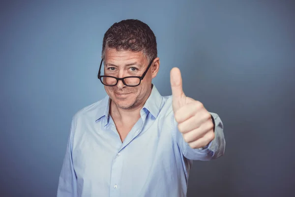 Empresário Com Óculos Pretos Camisa Azul Mostrando Polegar Para Cima — Fotografia de Stock