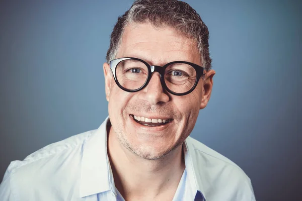 Empresário Com Óculos Pretos Camisa Azul Está Posando Frente Fundo — Fotografia de Stock