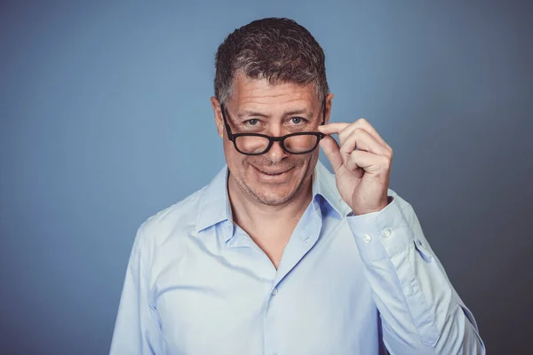 Empresário Com Óculos Pretos Camisa Azul Posando Contra Fundo Azul — Fotografia de Stock