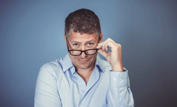 Empresário Com Óculos Pretos Camisa Azul Posando Contra Fundo Azul — Fotografia de Stock