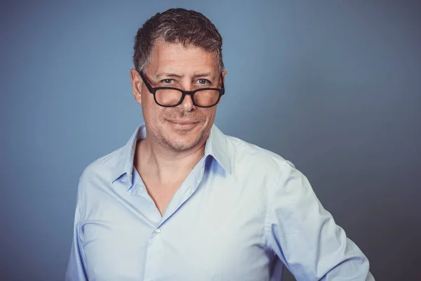 Empresário Com Óculos Pretos Camisa Azul Posando Contra Fundo Azul — Fotografia de Stock