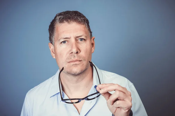 Empresário Com Óculos Pretos Camisa Azul Está Posando Frente Fundo — Fotografia de Stock