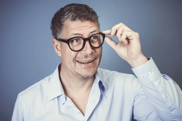 Empresário Com Óculos Pretos Camisa Azul Está Posando Frente Fundo — Fotografia de Stock