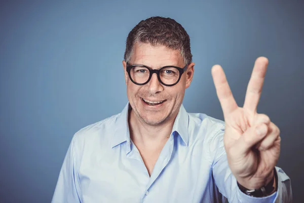 Empresário Com Óculos Pretos Camisa Azul Está Posando Frente Fundo — Fotografia de Stock