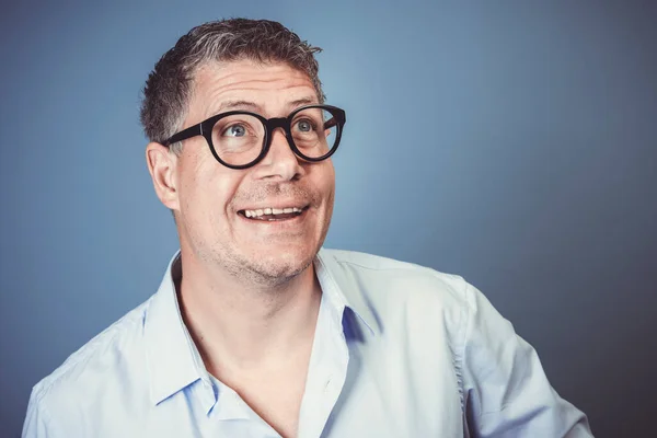 Empresário Com Óculos Pretos Camisa Azul Está Posando Frente Fundo — Fotografia de Stock