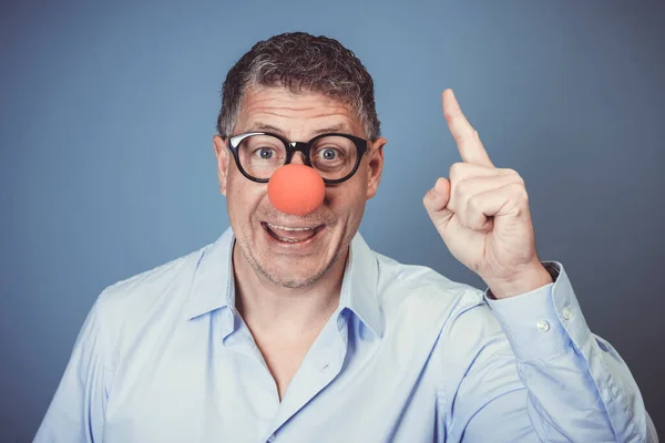 Empresário Com Camisa Azul Óculos Pretos Nariz Palhaço Vermelho Posando — Fotografia de Stock