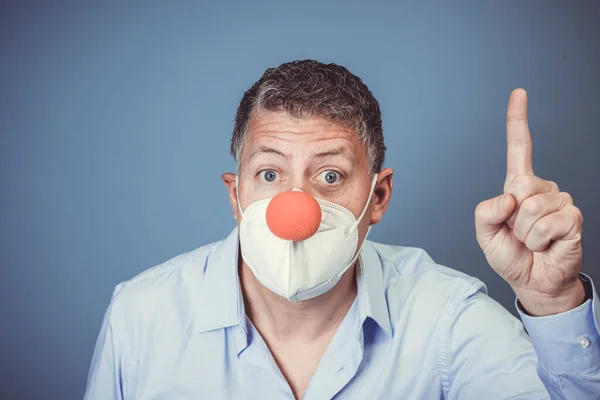 Чоловік Середнього Віку Захистом Ротової Порожнини Носа Червоний Клоун Ніс — стокове фото