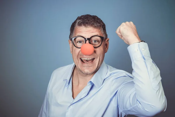 Empresário Com Camisa Azul Óculos Pretos Nariz Palhaço Vermelho Posando — Fotografia de Stock