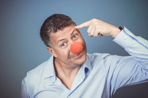 Uomo Mezza Età Con Camicia Blu Naso Clown Rosso Posa — Foto Stock