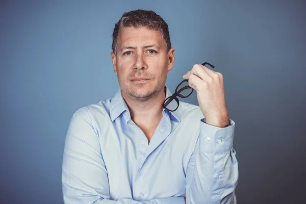 Empresário Com Óculos Pretos Camisa Azul Posando Contra Fundo Azul — Fotografia de Stock