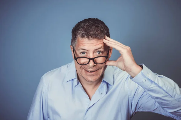 Empresário Com Óculos Pretos Camisa Azul Posando Contra Fundo Azul — Fotografia de Stock