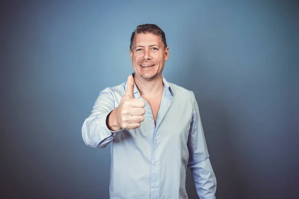 Homem Negócios Meia Idade Com Camisa Azul Posando Contra Fundo — Fotografia de Stock