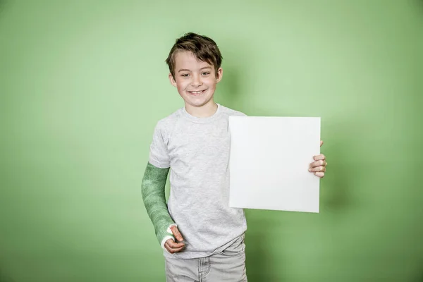 Koele School Jongen Met Groene Hand Gips Houden Witte Boord — Stockfoto