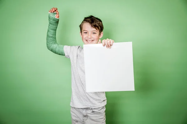 Menino Escola Legal Com Gesso Mão Verde Segurando Placa Branca — Fotografia de Stock