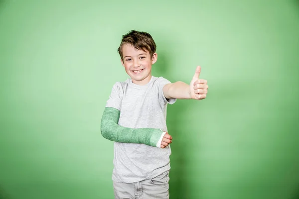 Koele Jonge Schooljongen Met Gebroken Arm Groene Arm Gips Poseren — Stockfoto