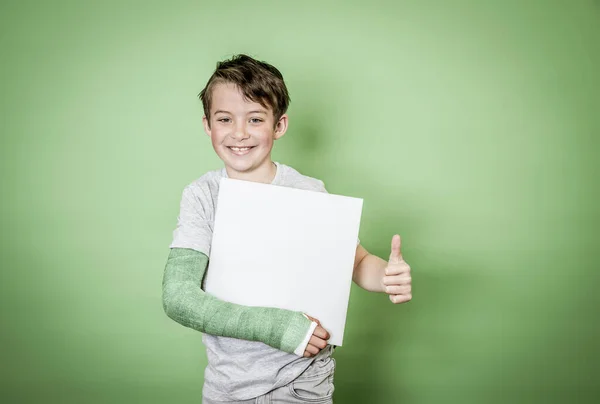 Menino Escola Legal Com Gesso Mão Verde Segurando Placa Branca — Fotografia de Stock