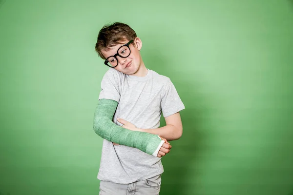 Fresco Joven Colegial Con Gafas Negras Brazo Roto Con Yeso — Foto de Stock