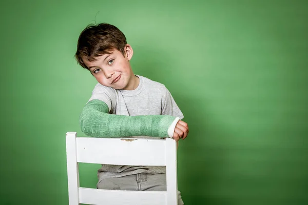 Koele Jonge Schooljongen Met Gebroken Arm Groene Pleister Zit Witte — Stockfoto