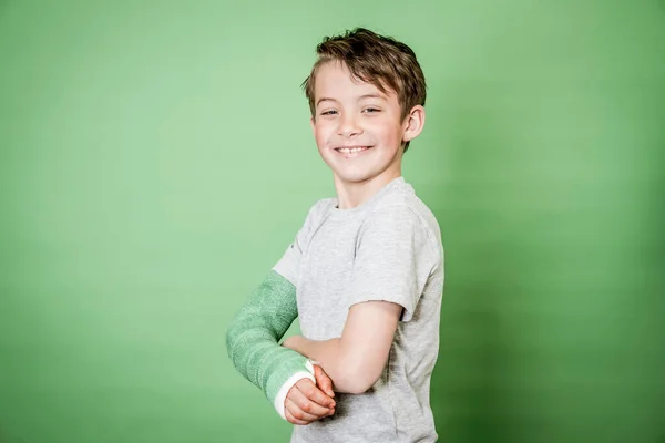 Cool Jovem Estudante Com Braço Quebrado Gesso Verde Posando Frente — Fotografia de Stock