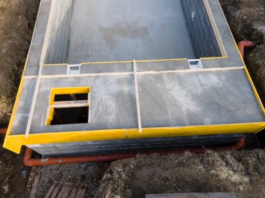 Havuz inşaatının bir bahçedeki hava aracı fotoğrafı. 