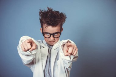 Kalın siyah gözlüklü havalı okul çocuğu mavi arka planda beyaz önlüklü çılgın bilim adamı gibi giyinmiş.