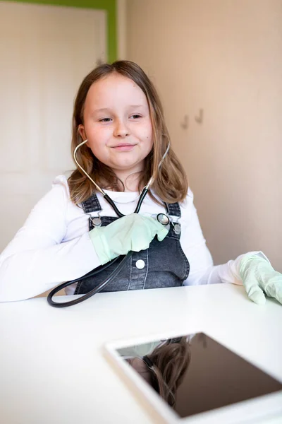 Muito Jovem Estudante Sentado Sua Mesa Quarto Casa Brincando Com — Fotografia de Stock